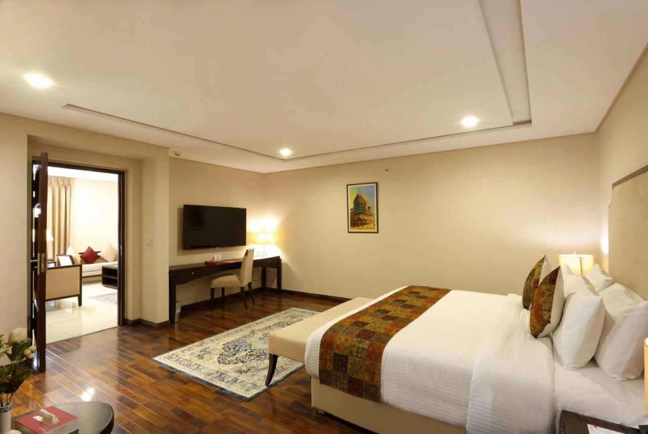Ramada By Wyndham Lahore Gulberg II Exterior foto