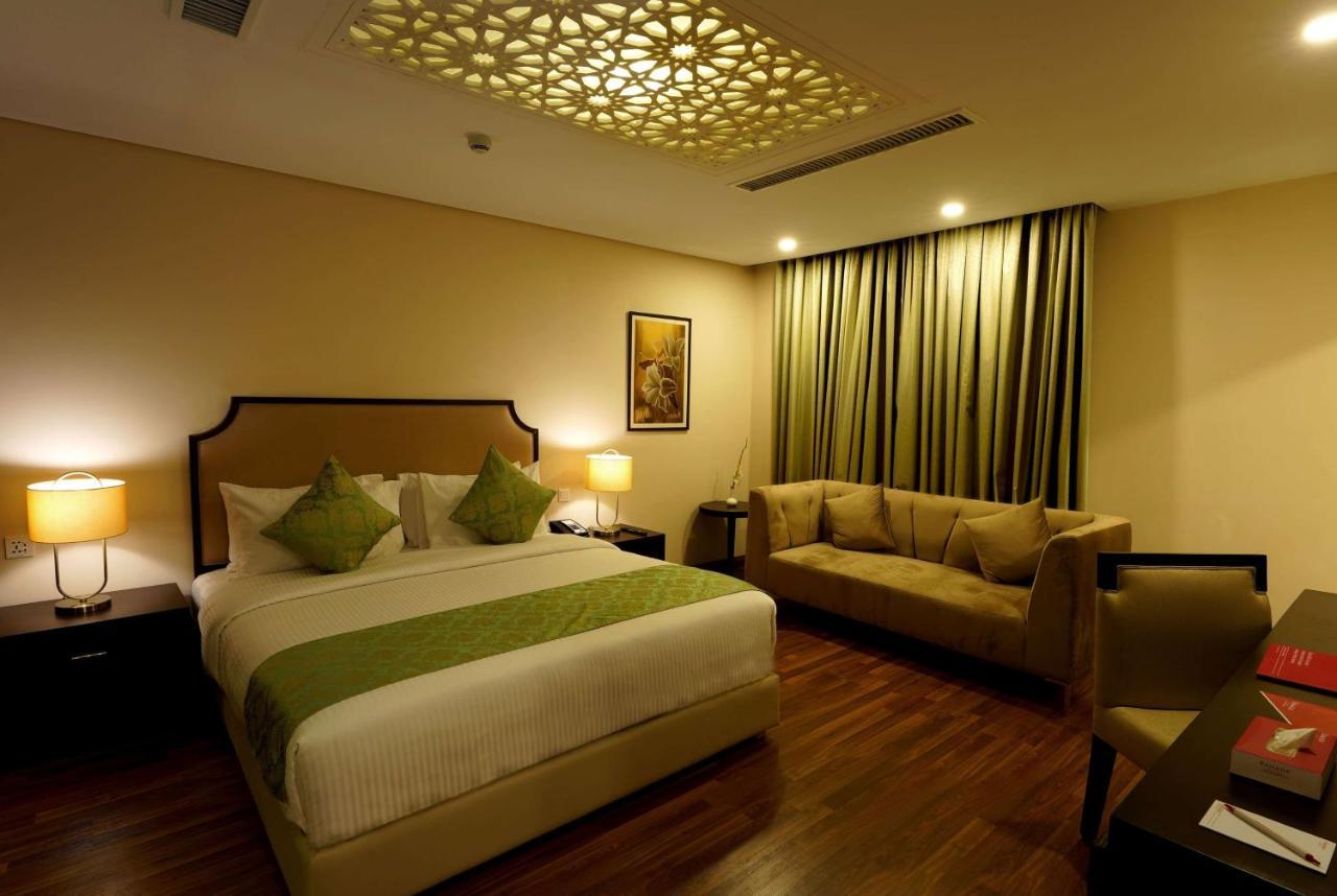 Ramada By Wyndham Lahore Gulberg II Exterior foto