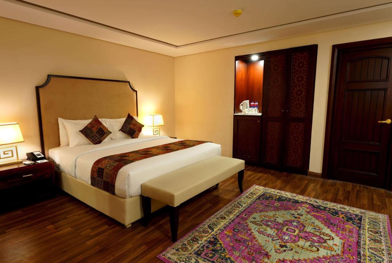 Ramada By Wyndham Lahore Gulberg II Exterior foto