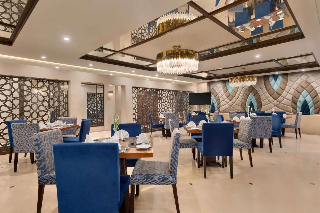 Ramada By Wyndham Lahore Gulberg II Exterior foto