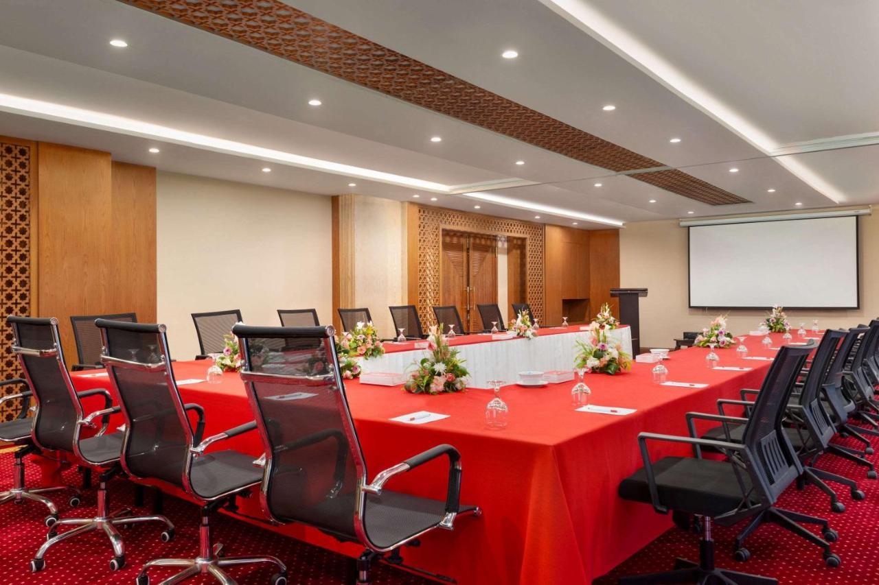 Ramada By Wyndham Lahore Gulberg II Exterior foto