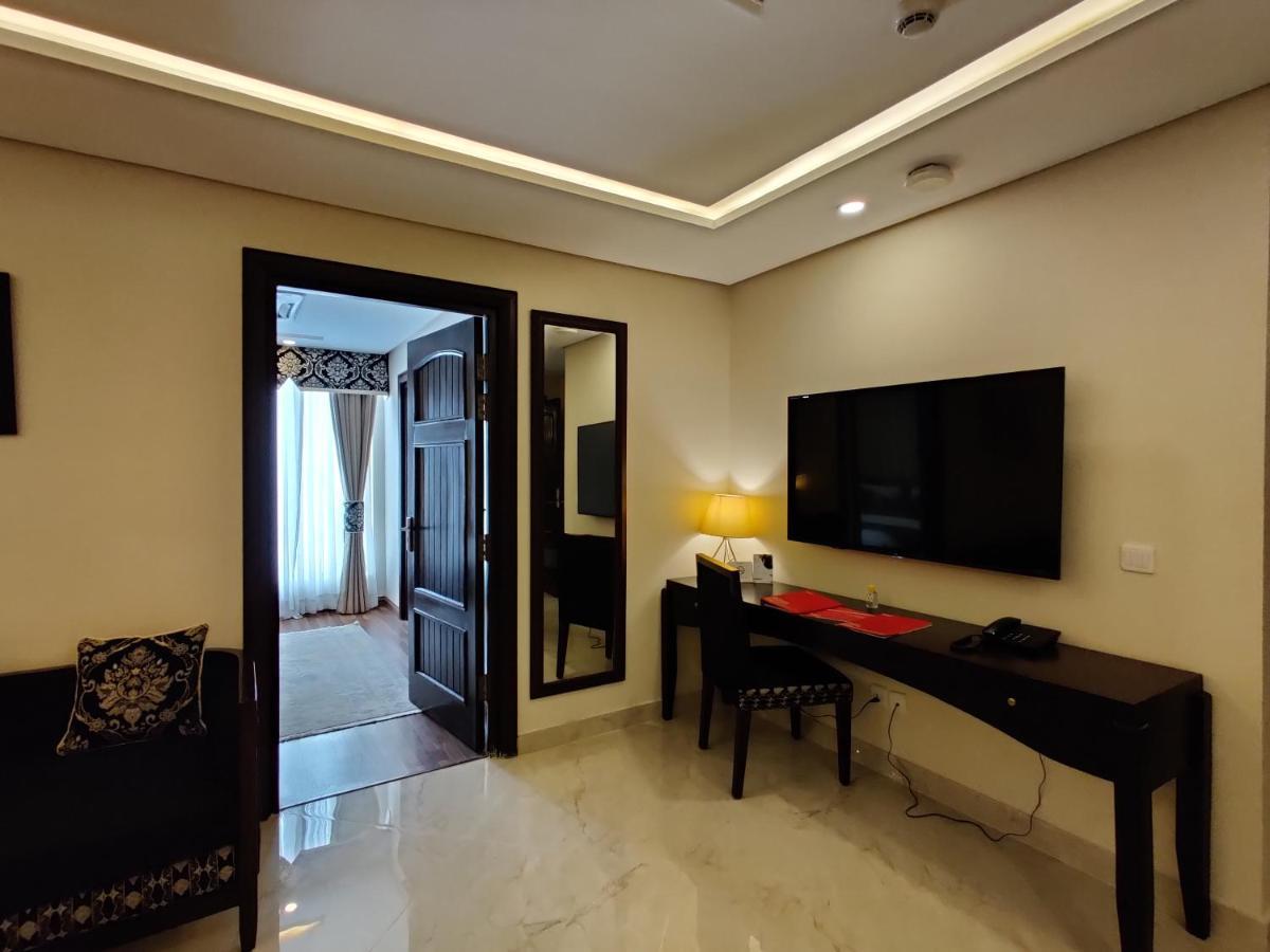 Ramada By Wyndham Lahore Gulberg II Exterior foto
