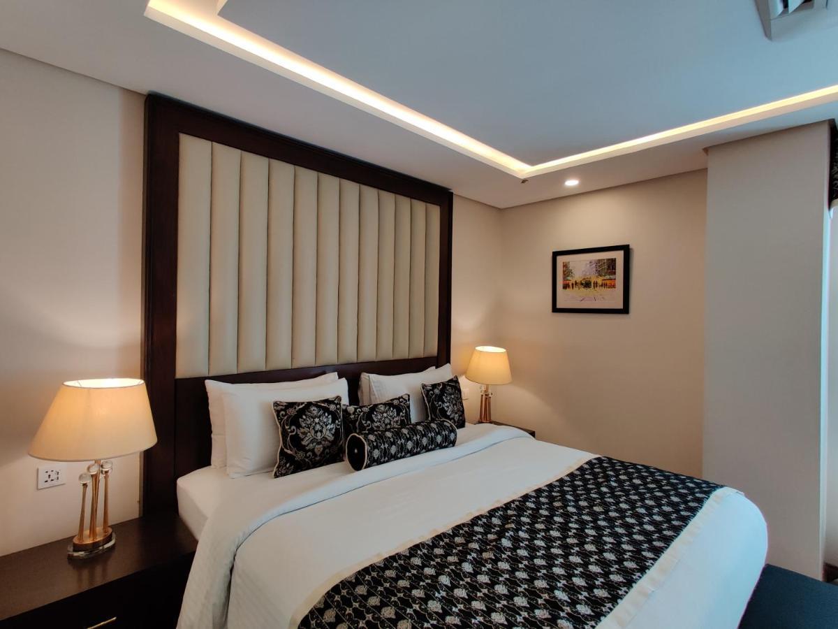 Ramada By Wyndham Lahore Gulberg II Exterior foto