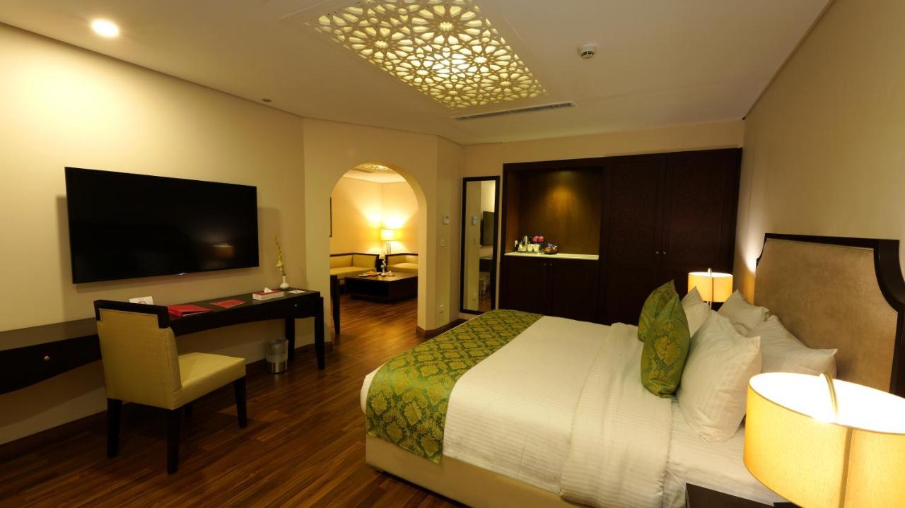 Ramada By Wyndham Lahore Gulberg II Exterior foto