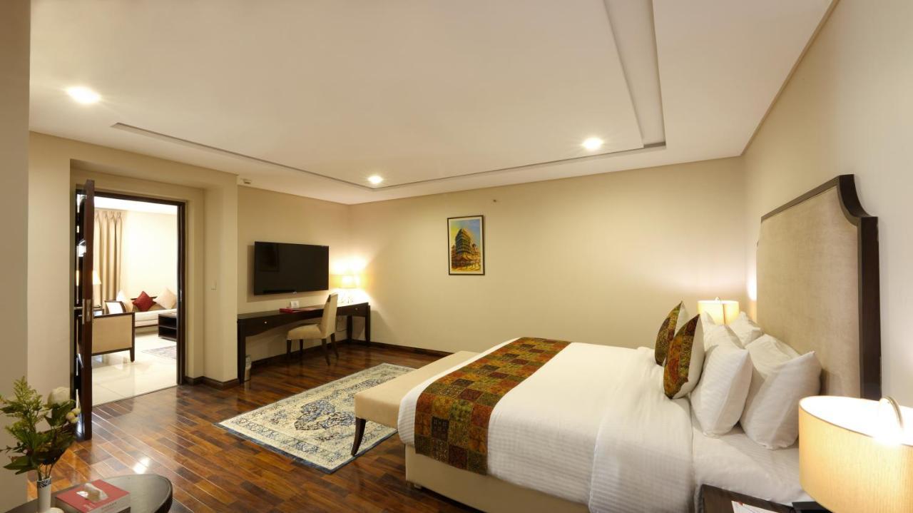 Ramada By Wyndham Lahore Gulberg II Exterior foto
