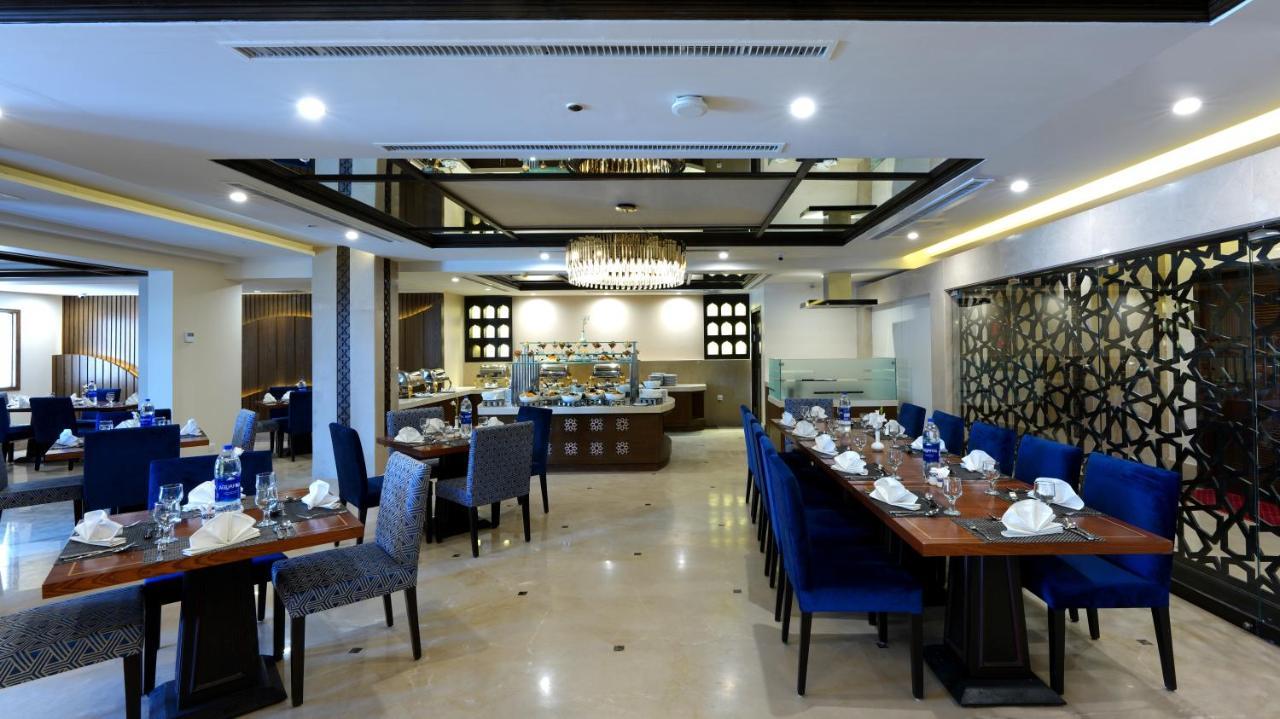 Ramada By Wyndham Lahore Gulberg II Exterior foto